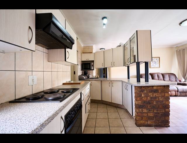 5 BEDROOM HOUSE FOR SALE IN ZWARTKOP